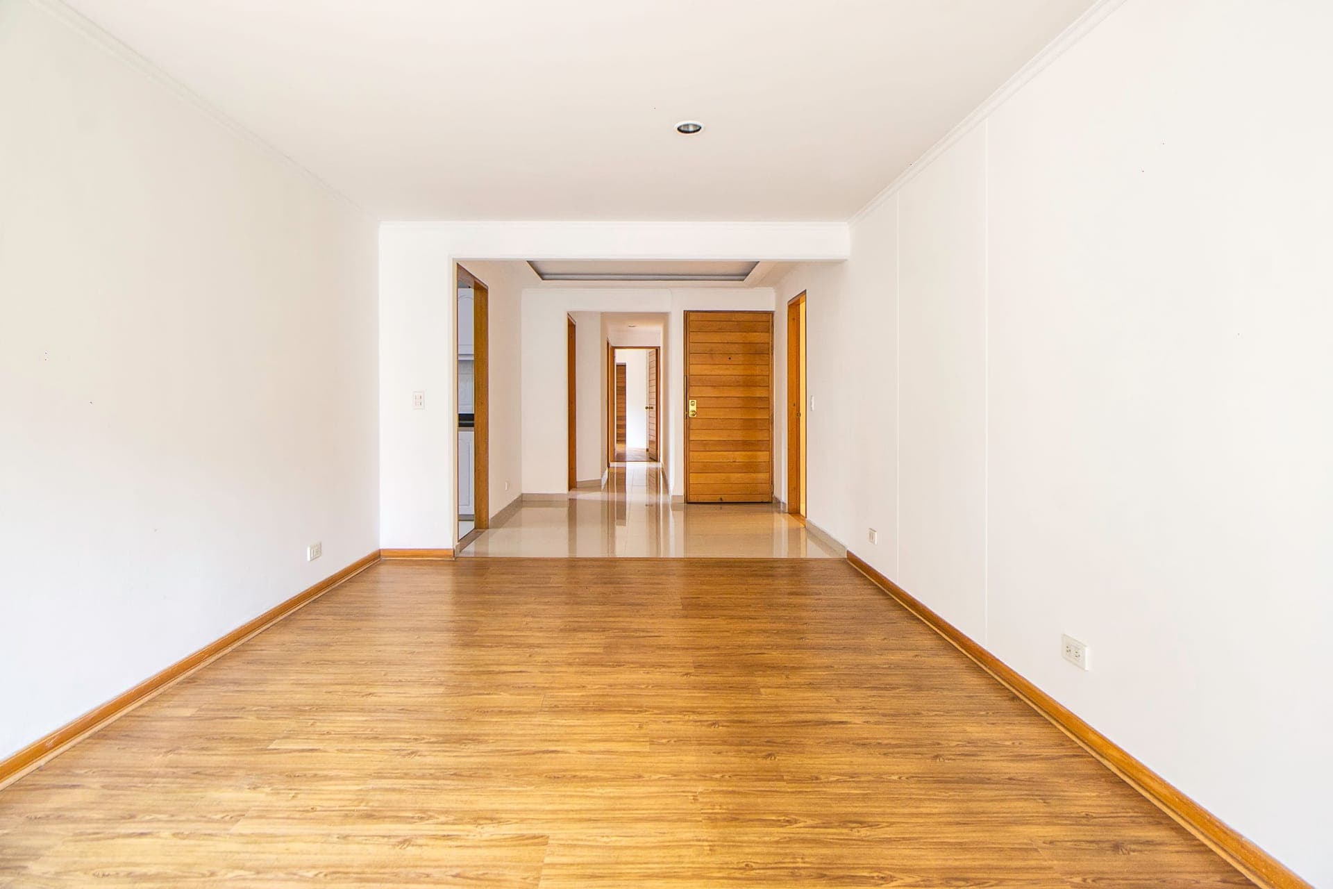 Leere, besenrein übergebene Wohnung nach einer Entrümpelung